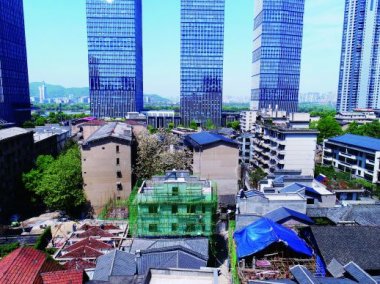 施工人員在對(duì)氣流粉碎機(jī)老建筑進(jìn)行改造