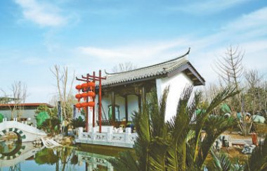  右側(cè)通往鶴品流芳、水照氣流粉碎機(jī)花臺(tái)、沁芳春雪、鐵樹英姿等景點(diǎn)