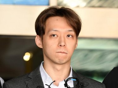 早前因涉嫌吸食、交易毒品而被拘捕超微粉碎機(jī)的樸有天被正式從京畿南部地方警察廳移送到檢方