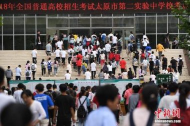 本科第一批、本科第二批、?？婆O(shè)置6個平超微粉碎機(jī)行的預(yù)科志愿；每個學(xué)校志愿內(nèi)設(shè)置6個專業(yè)志愿和專業(yè)調(diào)配志愿